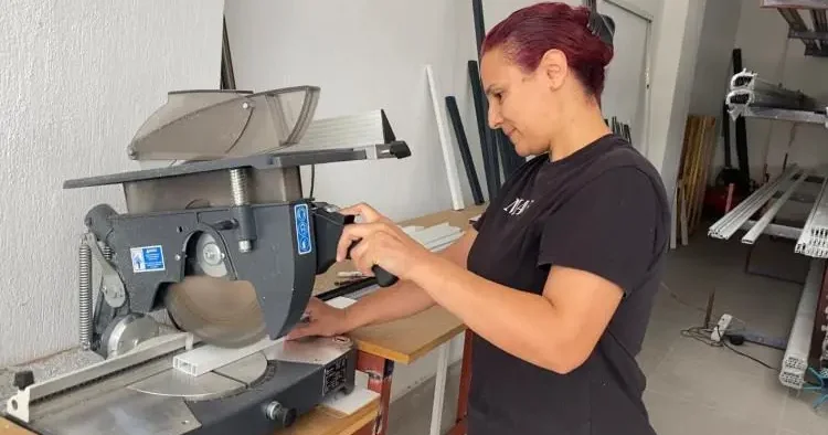 Eşini yalnız bırakmamak için sanayi yollarına düştü