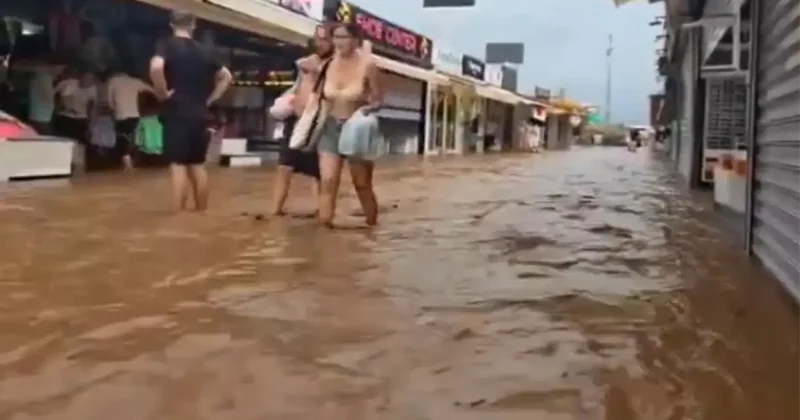 Fethiye yi sel vurdu! Ölüdeniz Çarşısı nda yollar göle döndü