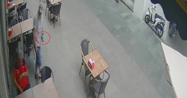 Antalya da uyuyakalan vatandaşın cep telefonunu çalan hırsızın pes dedirten rahatlığı kamerada VİDEO İZLE
