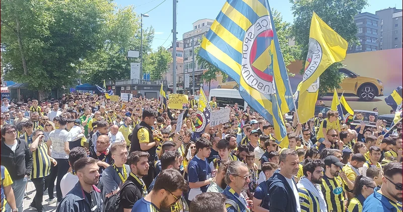 Fenerbahçeli taraftarlardan Konyaspor maçı öncesi Bağdat Caddesi nde sarı lacivert protesto! Büyük Fenerbahçe Yürüyüşü ne dev katılım
