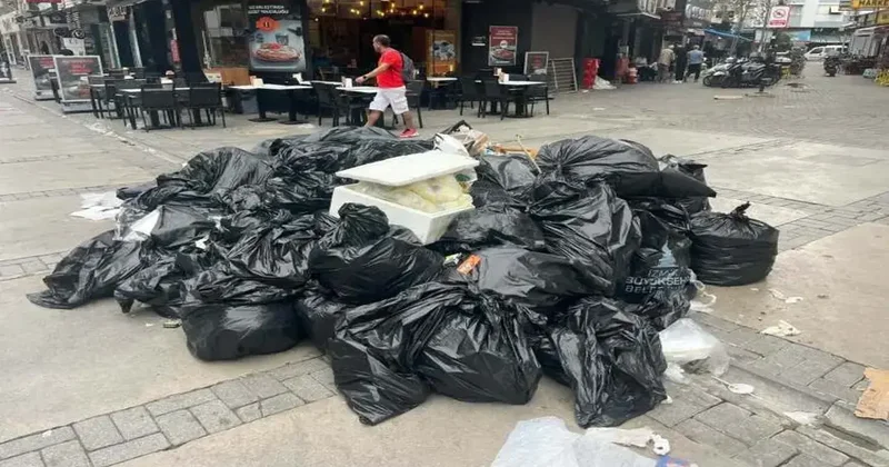 İzmir i grev vurdu: Sokaklar çöp yığınlarıyla doldu