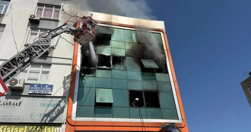 İş merkezinde yangın: 2 işçi atlayarak kurtulmaya çalıştı