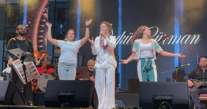 Isparta da 2025 Uluslararası Gül Festivali nde Öykü Gürman sahne aldı