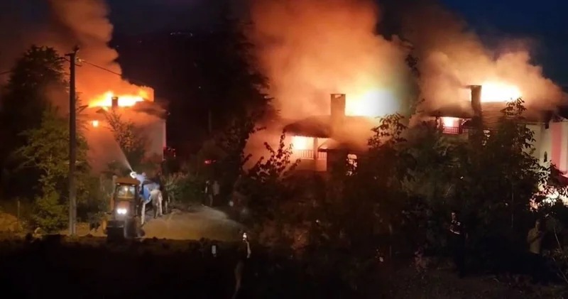 Yalova da korkutan yangın: 3 katlı binanın çatısı alev aldı