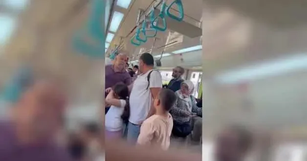 Böyle magandalık görülmedi: Marmaray da çocuklarının yanında babalarına yumruklu saldırı!