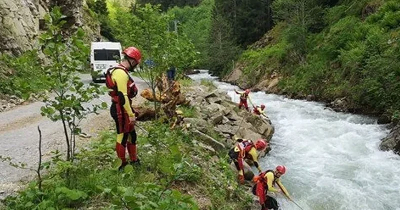 Trabzon da 6 gün önce dereye düşen çocuğun cansız bedeni bulundu