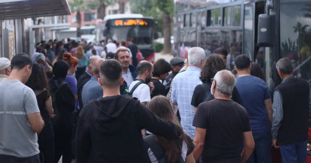 İzmir de ESHOT grevi ulaşımı felç etti: Rezilliği yine vatandaş çekti VİDEO İZLE