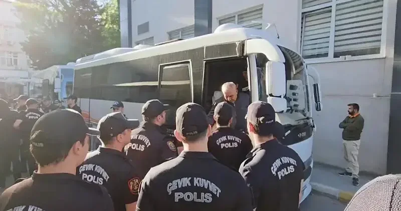 Aralarında belediye başkanlarının da olduğu şüpheliler ikinci kez sağlık kontrolünden geçiriliyor