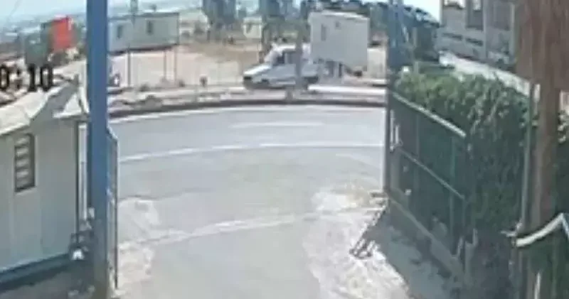 Yolun karşısına geçmek isteyen köpeğin neden olduğu kaza kamerada; 4 yaralı