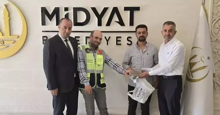 Temizlik personelinden örnek davranış: Bulduğu parayı sahibine teslim etti
