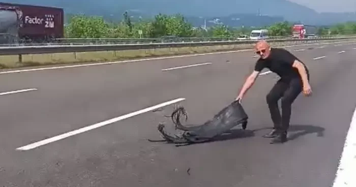 Canını hiçe saydı, otoyolda kaza olmasın diye plastik parçaları topladı