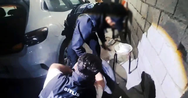Otomobilin yedek lastiğinden uyuşturucu çıktı; 4 tutuklama Bitlis Haberleri