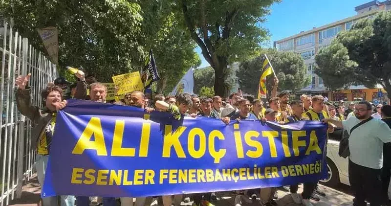 Fenerbahçeli taraftarlar Cadde den stada kadar yönetimi protesto etmek için yürüdü