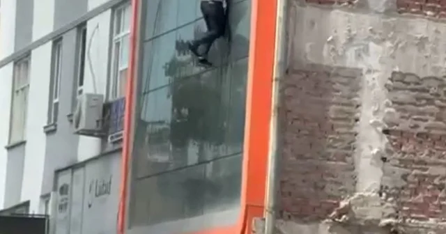 Adana da yastık imalathanesinde yangın; 3 üncü katın penceresinden atlayan 2 işçi yaralandı Adana Haberleri