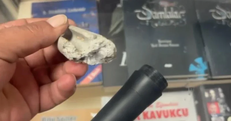 İnternetten aldığı mikrofonun içinden beton çıktı