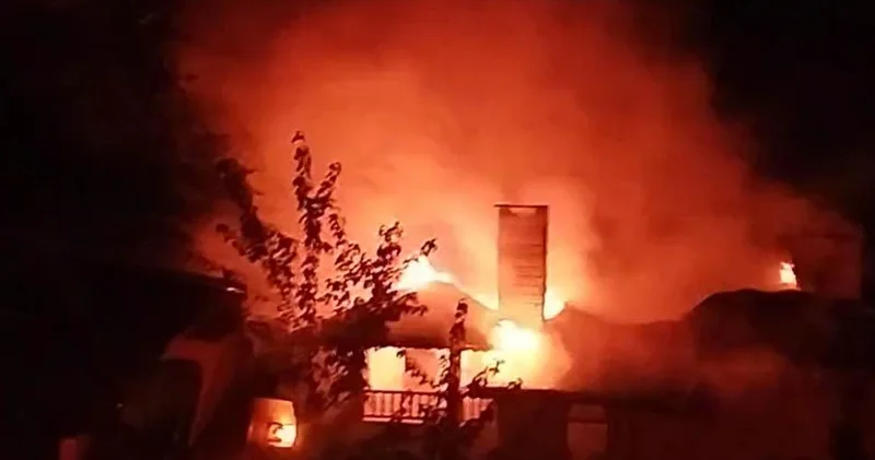 Mangal ateşi 3 katlı binayı yaktı