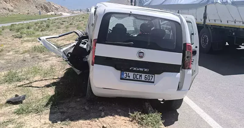 Van da hafif ticari araçlar çarpıştı: 4 ölü, 2 yaralı