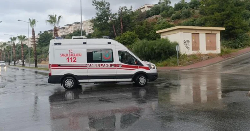 Yağışlı hava kazaya eden oldu: 3 araç birbirine girdi