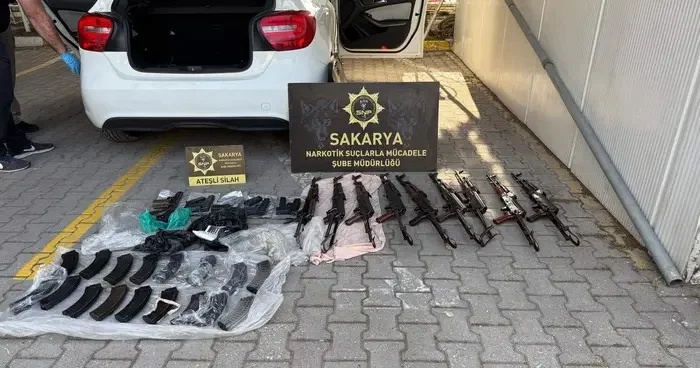 Sakarya da polis memurunun aracında kaleşnikof bulunmasına ilişkin 3 tutuklama