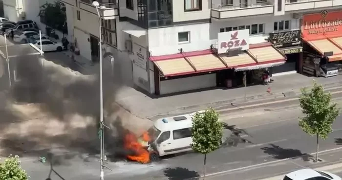 Diyarbakır da yolcu minibüsü seyir halindeyken alev aldı! Yangın, ekiplerin müdahalesiyle söndürüldü