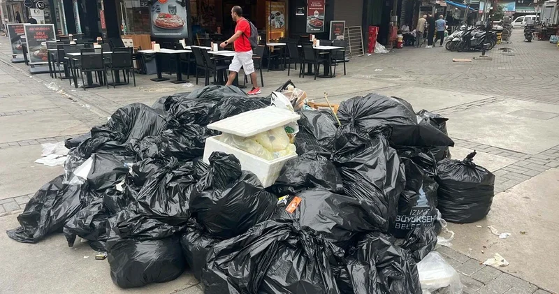 İşçilerin grevi 3 üncü gününde! İzmir de çöpler birikti