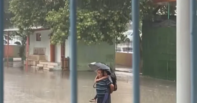 Sağanak altında torunu ile İstiklal Marşı nı dinlediler Adana Haberleri