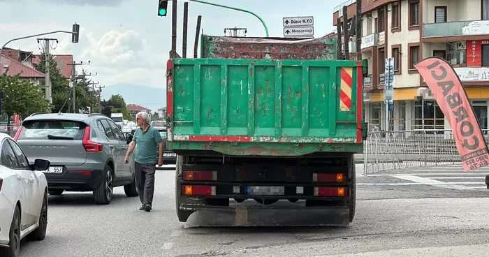 Düzce de seyir halindeki kamyonun dorse kapağı açıldı, kapağın çarptığı bisikletli yaralandı