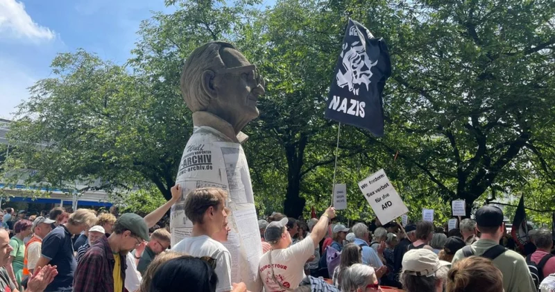 Irkçı yürüyüşe karşı Nazilere bir metre bile yer yok protestosu