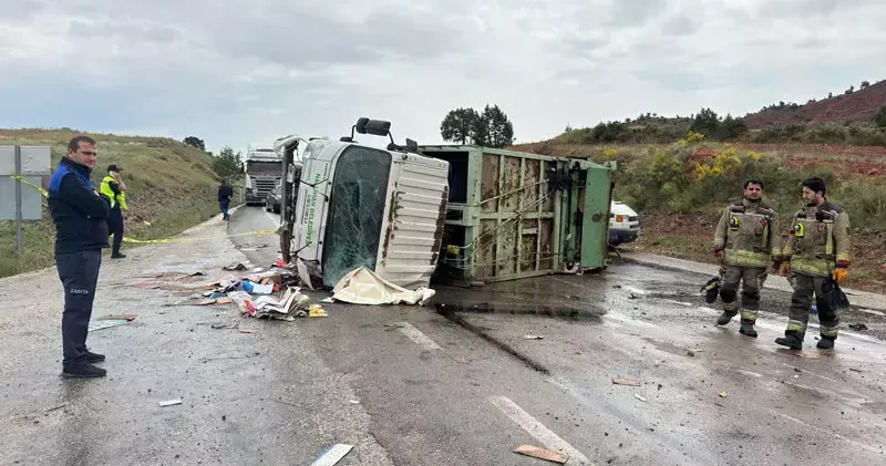 Belediyenin çöp kamyonu devrildi; 1 ölü, 1 yaralı
