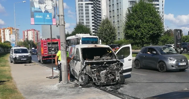 Seyir halindeki araç aniden alev aldı Sözcü Gazetesi