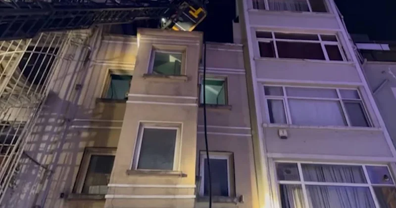 Beyoğlu nda eğlence mekanında panik anları! Can kaybı ve yaralanma yaşanmadı