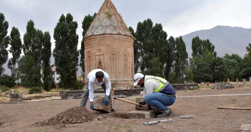 Van daki Selçuklu Mezarlığı nda 6 yeni mezar gün yüzüne çıkarıldı
