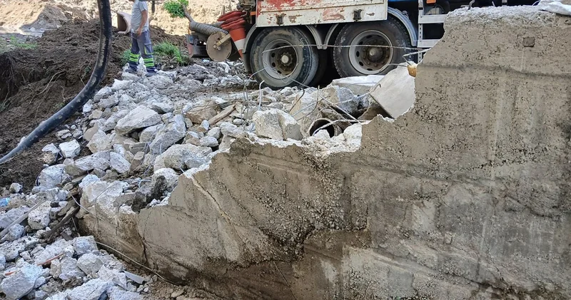 İş makinesi su borusunu patlattı: İstinat duvarı yıkıldı