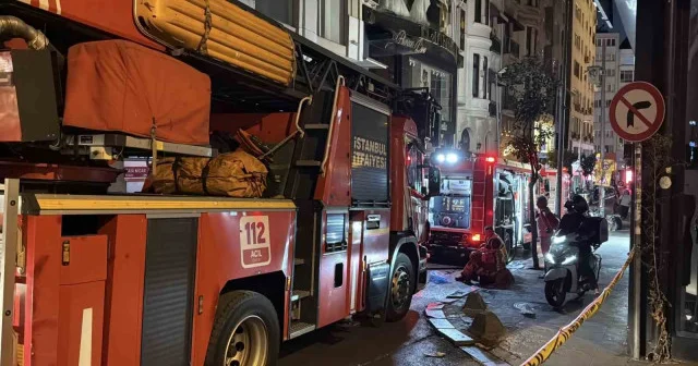 Beyoğlu’nda eğlence mekanı çatısında korkutan yangın İstanbul Haberleri