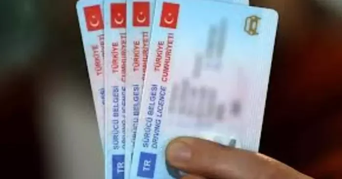 Sürücüler dikkat! Eski tip ehliyetleri yenilemede süre uzatıldı! Bakan Yerlikaya Son kez uzatıldı dedi, tarihi duyurdu