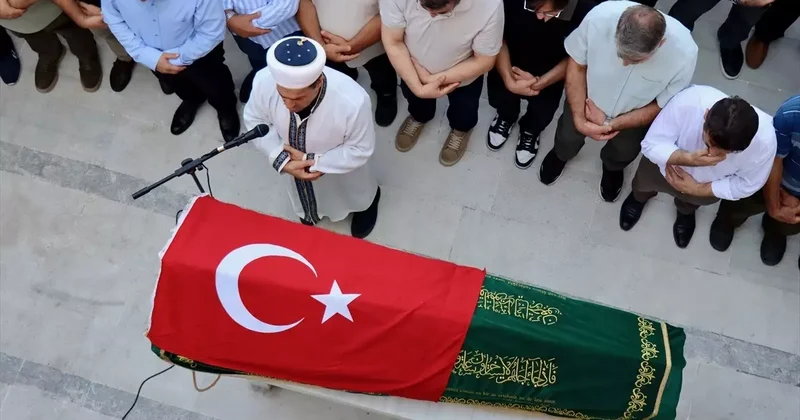 Oğlunun cenaze namazını kıldırdı