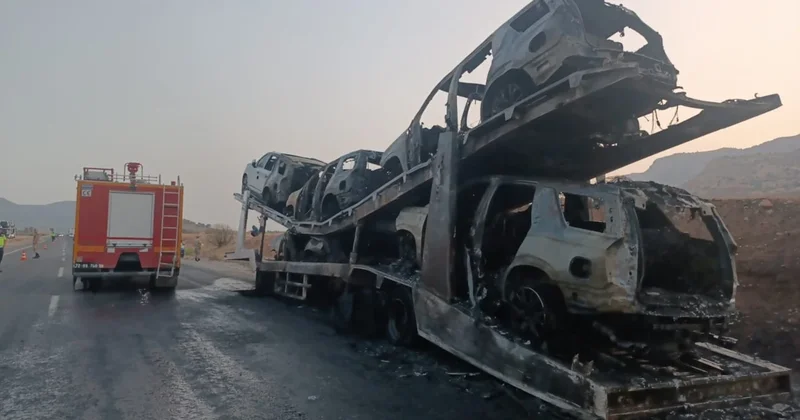 Araç taşıyan tırda yangın: Milyonlarca TL lik otomobiller kül oldu Sözcü Gazetesi