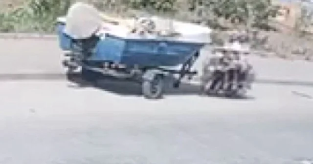 Antalya da motosikletli tekne yüklü römorka çarptı: Kaskı hayatını kurtardı VİDEO İZLE