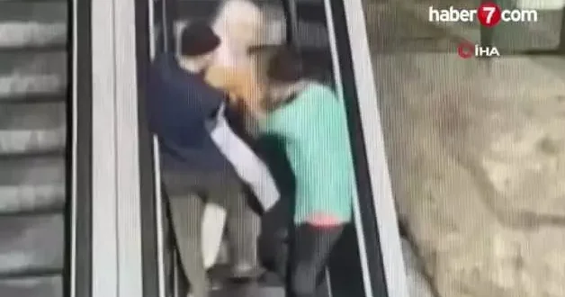 Beyoğlu nda dehşet anları: Yaşlı adamın boğazını sıkıp gasp ettiler