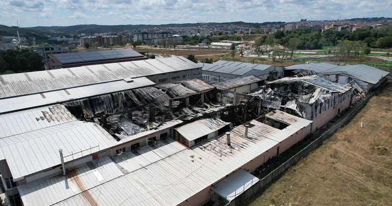 Arnavutköy de yanan fabrika havadan görüntülendi