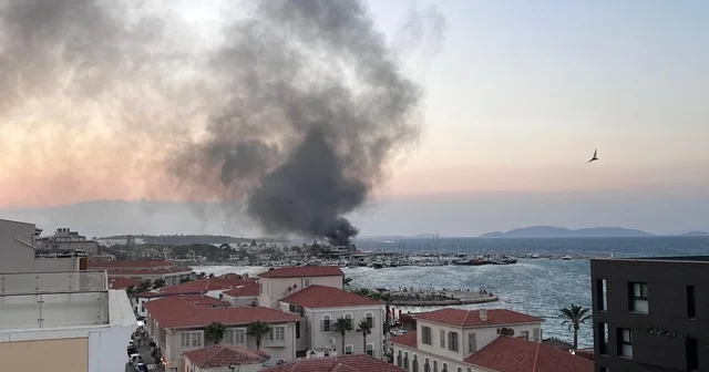 Çeşme de demirli teknede çıkan yangın korkuttu İzmir Haberleri
