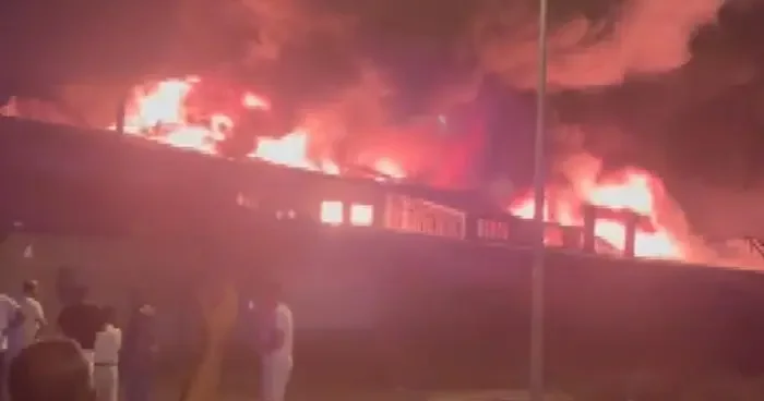 Arnavutköy’de fabrika yangını! Patlama sesleri de duyuldu…