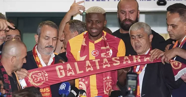 Galatasaray ın efsanelerinden Osimhen e hoş geldin!