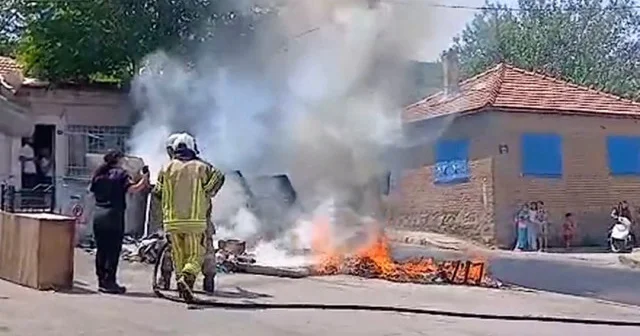 İzmir de günlerdir toplanmayan çöp yangın çıkardı VİDEO İZLE