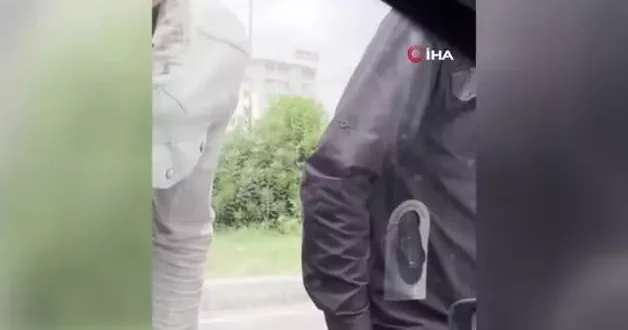 Trafikte cam silen gençlerin zorbalığı kameralara böyle yansıdı