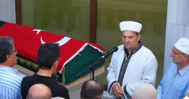 Bursa haberleri İmam babanın en zor görevi: Evladının cenaze namazını kıldırdı! Sözleriyle ders verdi... 31 Temmuz 2025