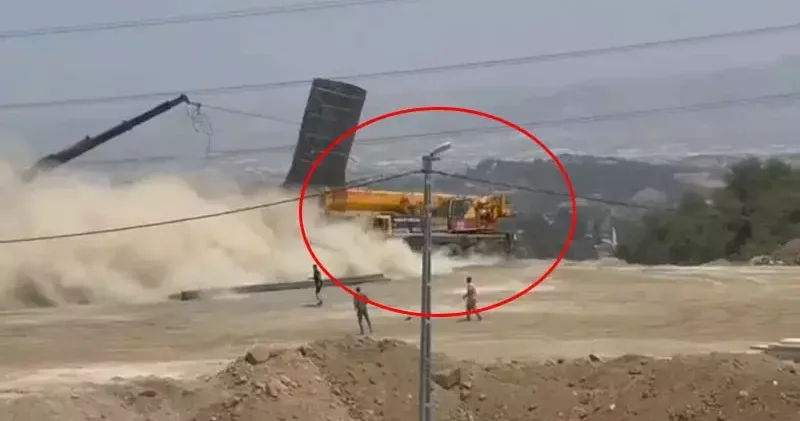 Freni patlayan vinç uçuruma yuvarlandı; 2 ağır yaralı