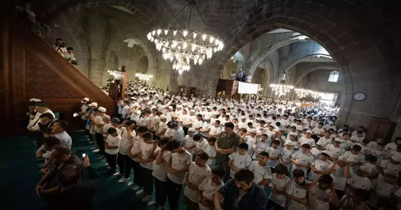 Ulu Cami de miting gibi buluşma! Kur an ı öğrenen çocuklar akın etti... 6 bin çocuk camide aynı anda saf tuttu