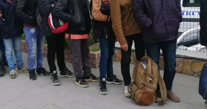 İzmir de 48 düzensiz göçmen kurtarıldı, 58 düzensiz göçmen yakalandı