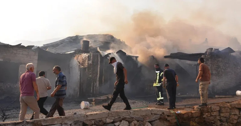 Mahalle alevler içinde kaldı, 10 un üzerinde ev yandı! Kundaklama şüphesi... Sözcü Gazetesi